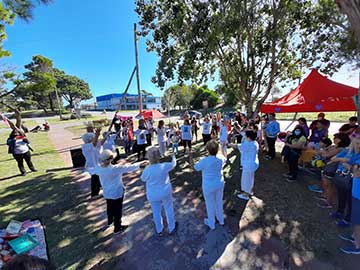 El grupo de danzaterapia de Nelly Carpi dijo presente en los actos por el dia de la mujer