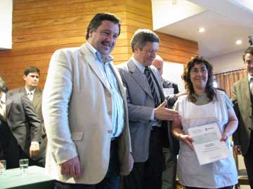 Oporto y Erneta entregan el cheque a la docente Stocheti (foto Prensa MVG)    