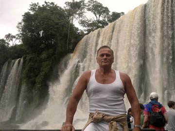 Salto de las dos hermanas en el circuito inferior de las cataratas, una pared de agua..