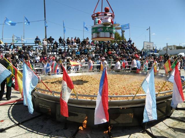 Simbolo de la raiz hispanica de la fiesta: la gran paella de la amistad