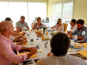 Baldo y Pikielny en la cabecera de la mesa, con prestadores de servicios locales