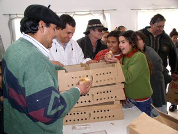 Andres Romn entregando pollitos en el Proseal (archivo)