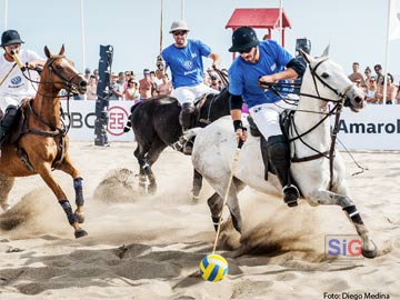 El polo en la playa atrae multitudes (foto Diego Medina)