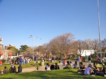 La Plaza Carlos Gesell colmada de familias que compartieron una tarde al aire libre