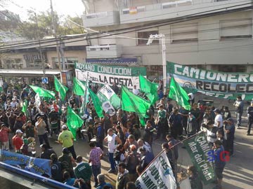 Muchos que protestan o son de la ciudad, como se ve en la foto