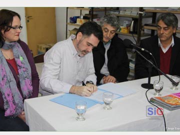 Pozar, Viale, Barrera y Araujo durante la firma