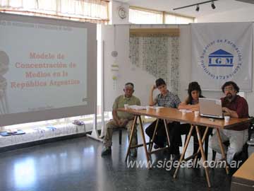 Panelistas en pleno debate