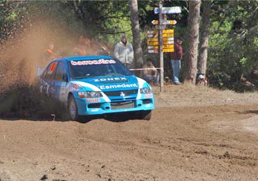 El binomio ganador, durante la priemra jornada en Mar Azul (foto rally federal. net)    