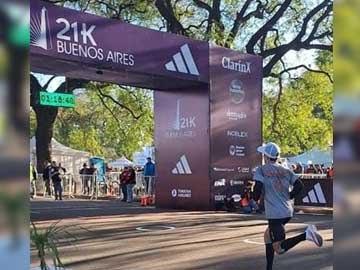 Roberto el rayo Benitez llegando a la meta en Buenos Aires (Foto ML Fernandez)