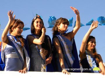 Silvina acompaada de sus princesas, en el desfile de este domingo