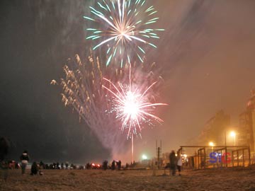 Los fuegos artificiales iluminaron la playa en la zona cntrica. Fin de fiesta