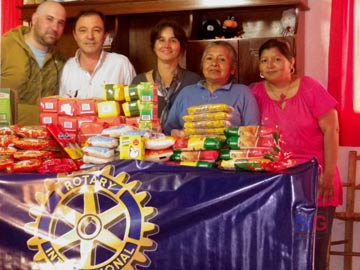 Los rotarios Luis Gmez y Sebastin Pavan entregando la mercaderia al comedor.