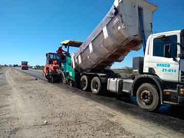 El volcado del asfalto en la maquina que lo aplica (foto www.madariaga.gob.ar)