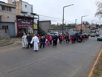 La Procesin con la imgen de San Cayetano uni 115 y Boulevard con Las Praderas