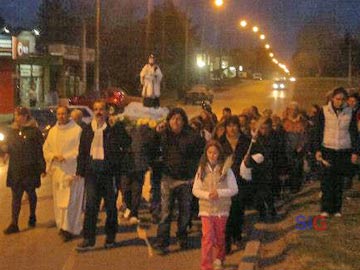 Mini peregrinacin alrrededor de la plazoleta, despues Misa en el Vives