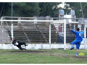 Francisco Gimenez ataja uno de los penales decisivos (foto getileza Gesell al Da)