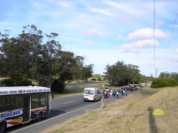 peregrinos y acompaantes en plena ruta