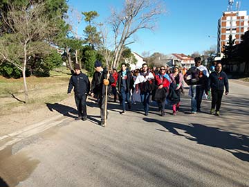 Peregrinos en el camino, encabezados por el Obispo Mestre