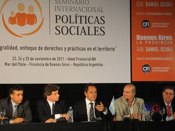 El Gobernador en el panel de apertura