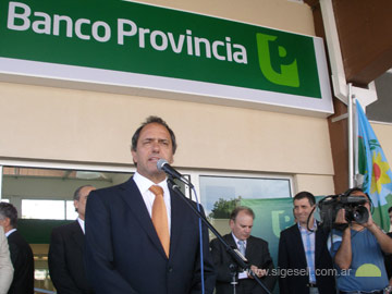 El gobernador Daniel Scioli inaugurrando las nuevas oficinas del banco en la terminal