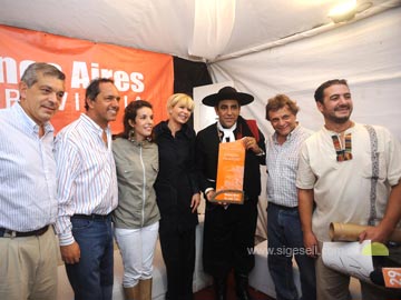 El Gobernador Scioli con el Chaqueo Palavecino (foto Prensa Gobernacion)