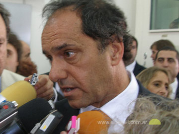 El gobernador Daniel Scioli en dialogo con la prensa en Gesell