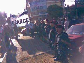 Un doble cordon policial rodeaba a los manifestantes (foto de celular C.Acosta)