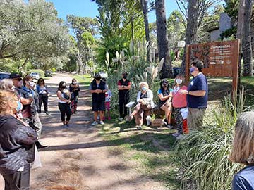 Un nutrido grupo de turistas y residentes participaron de la visita guiada por el Sendero