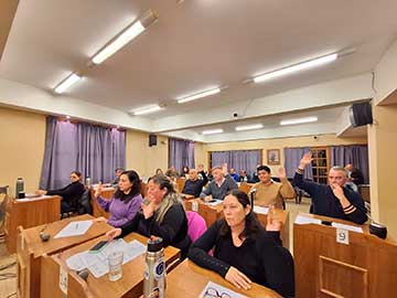 8 a 6 el voto del pliego, ya que hubo concejales ausentes a la hora de votar