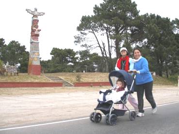 Madres excentricas paseando su nio?... no, foto de archivo.    