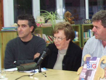 Fernando Spiner junto a su mam y el ex intendente Baldo en la Biblioteca (archivo)