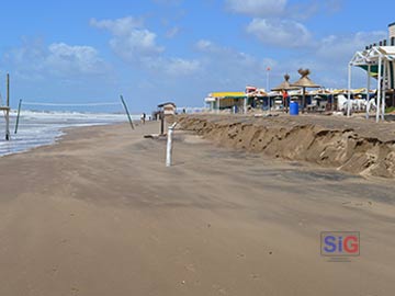 El mar golpe con fuerza la playa, y provoc algunos destrozos