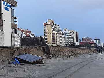 A dias de la sudestada, el Concejo aprueba 5.5 metros ms sobre la playa