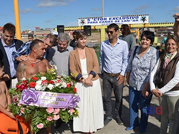 Felice, la subsecretaria Pikielny, Baldo y ediles acercaron la ofrenda al mar