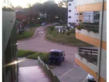 Ingreso del edificio donde se produjo el robo este domingo, por la noche