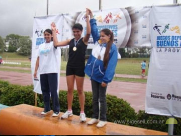 Macarena en lo ms alto del podio (foto: portal Gesell al dia)