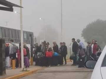 En pleno paro, los usuarios a pi, mientras Nuevo Bus realizaba transfer desde la terminal