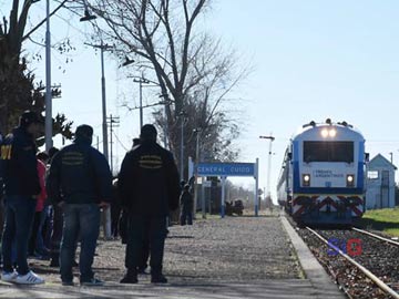 El viaje inaugural llega a la estacion de General Guido