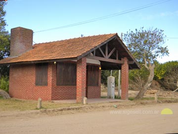 La oficina de Informes de Mar de las Pampas cerrada. La del centro ya no existe