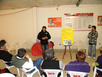 A clases.... candidatos escuchando la presentacion de la Red Querandi, en el Comite local