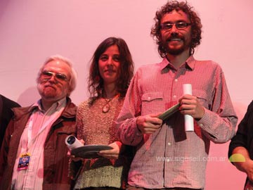 Zaya, director de fotografia, recibe el premio 