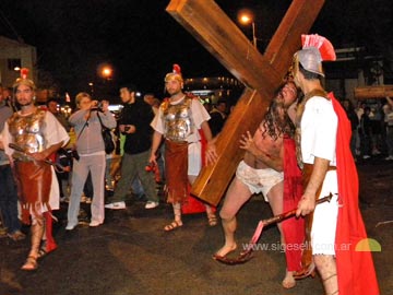 Cristo hace sus primeros pasos con la pesada Cruz, en 113 y avenida 3