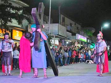 El Via Crucis por la avenida 3 (foto gentileza Gladys Sotelo)