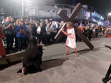 Una de las estaciones del Via Crucis, en la cmara de la fotografa Gladys Sotelo