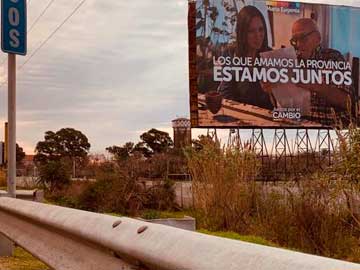 La gigantografia de Vidal y Ruben Martin, en plena autopista