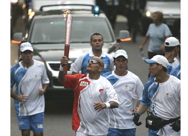 Villamn con la antorcha olimpica en sus manos        