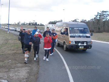 Villamn saluda, rodeado de amigos en la llegada a Gesell